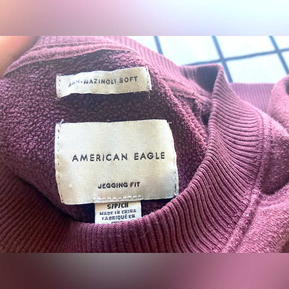 Burgundy American eagle crew neck small